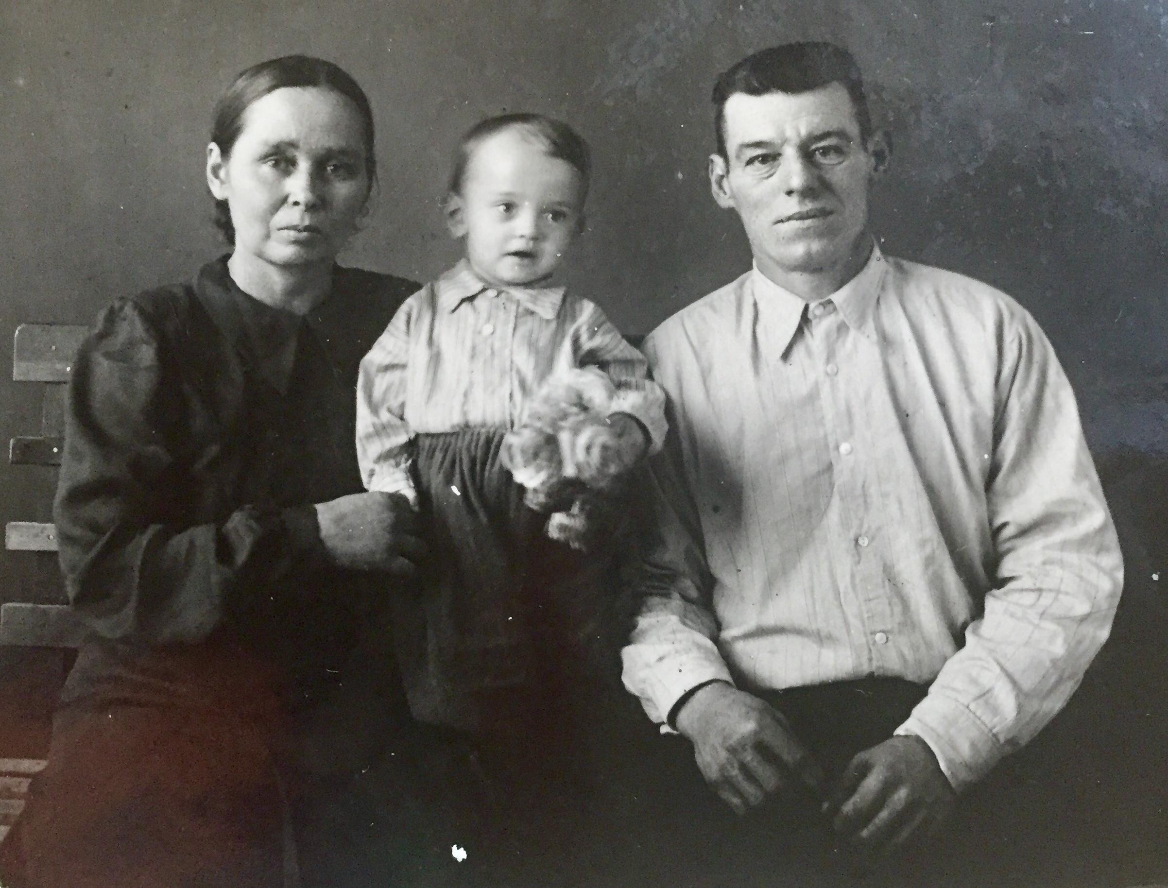 Зятьков Н.И. с супругой Афанасией и внуком Виктором.JPG